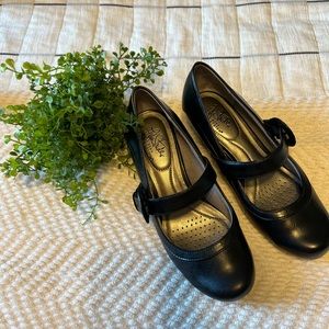 LifeStride chunky short heels, black, comfortable, strapped, closed toes